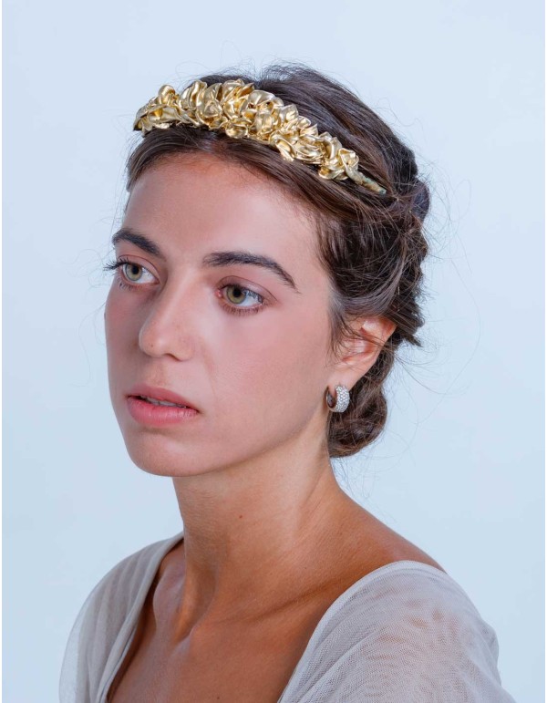 Classic golden tiara with resin flowers by Margarita Sangiovanni 2