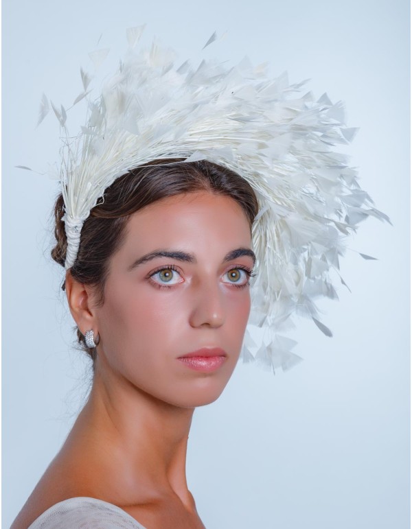 Tocado de novia con plumas naturales de Margarita Sangiovanni 2