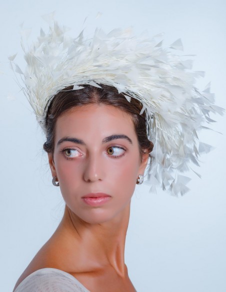 Tocado de novia con plumas naturales en INVITADISIMA Tocado de novia con plumas naturales en INVITADISIMA