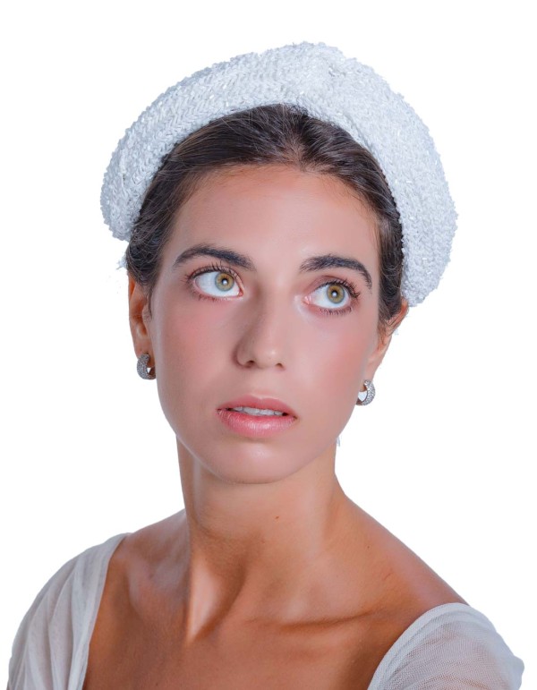 Tocado de novia blanco con pedrería de Margarita Sangiovanni