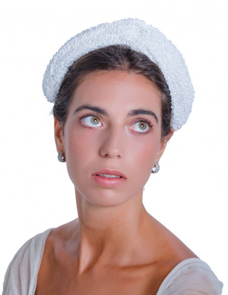 Tocado de novia blanco con pedrería de Margarita Sangiovanni Tocado de novia blanco con pedrería de Margarita Sangiovanni