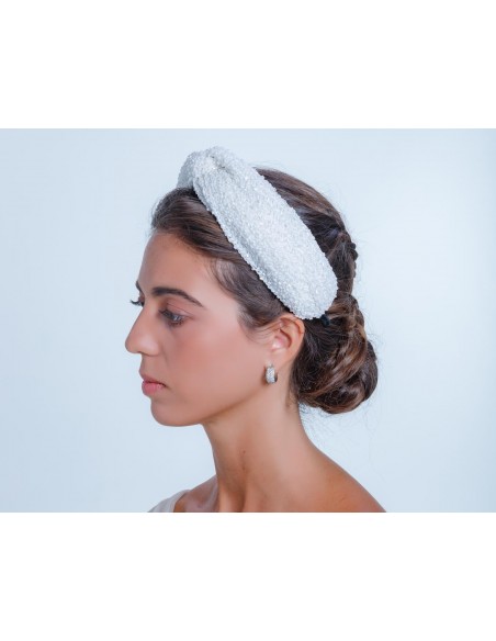 Tocado de novia blanco con pedrería para invitadas Tocado de novia blanco con pedrería para invitadas