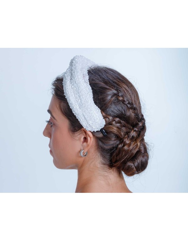 Tocado de novia blanco con pedrería de Margarita Sangiovanni 2