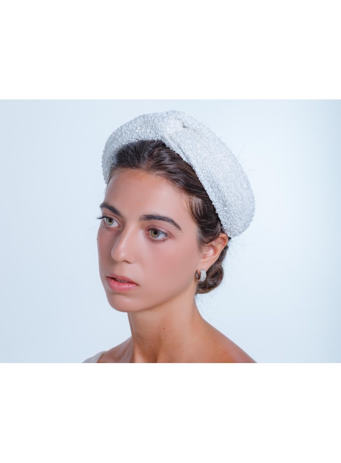 Tocado de novia blanco con pedrería para eventos