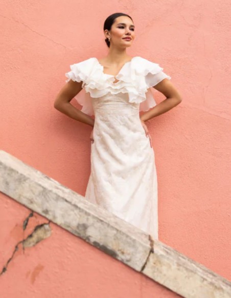 Robe midi ivoire brodée avec un décolleté orné
