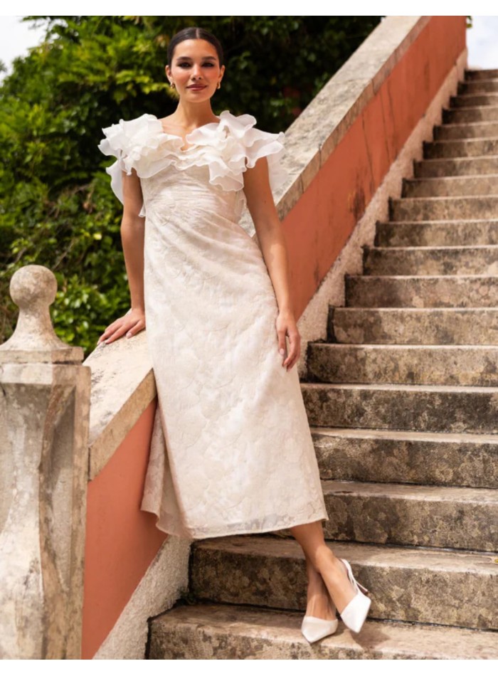 Robe midi ivoire brodée avec un décolleté orné