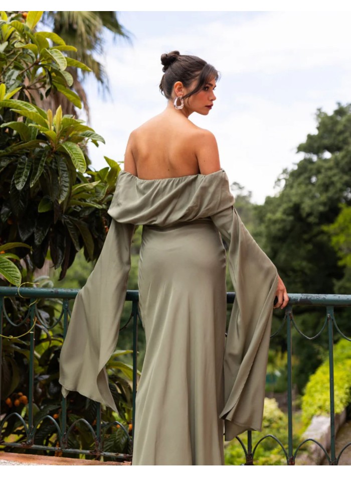 Vestido largo de invitada estilo bohemio con manga larga capa color caqui