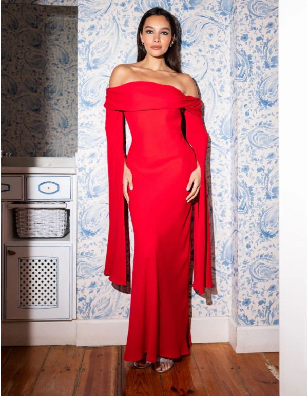 Vestido largo rojo con escote bardot y mangas largas capa