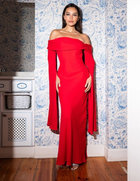 Vestido largo rojo con escote bardot y mangas largas capa