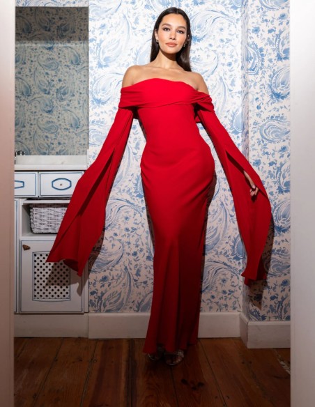 Vestido largo rojo con escote bardot y mangas largas capa