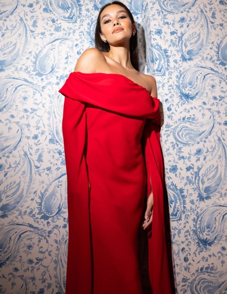 Vestido largo rojo con escote bardot y mangas largas capa