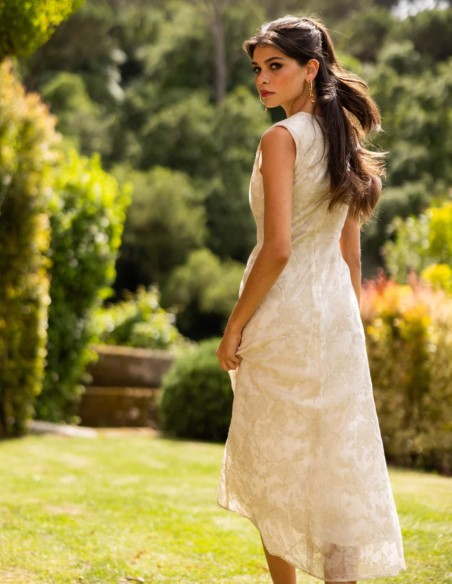 Vestido midi marfil con escote de pico