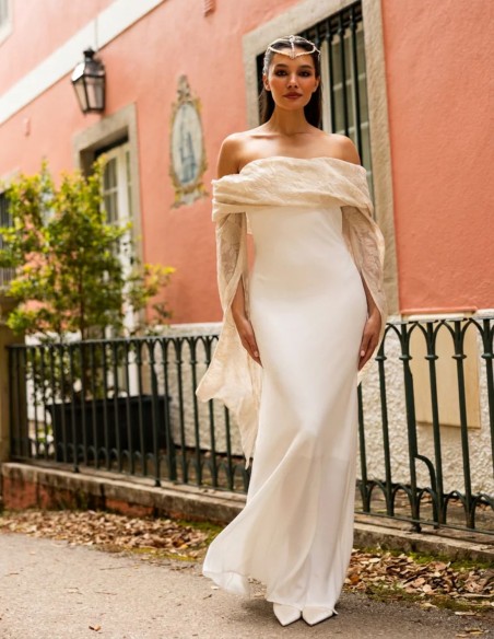 Vestido largo de novia con mangas capa de bordados para boda