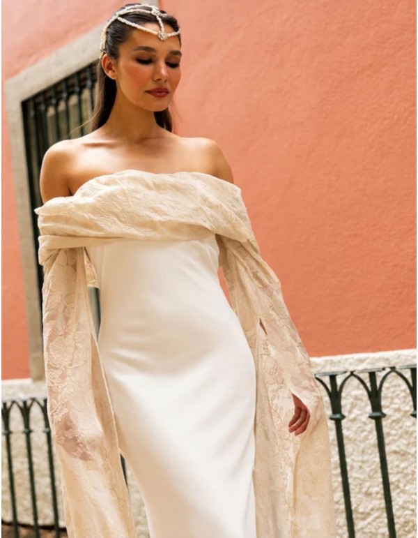 Vestido largo de novia con mangas largas estilo capa 2