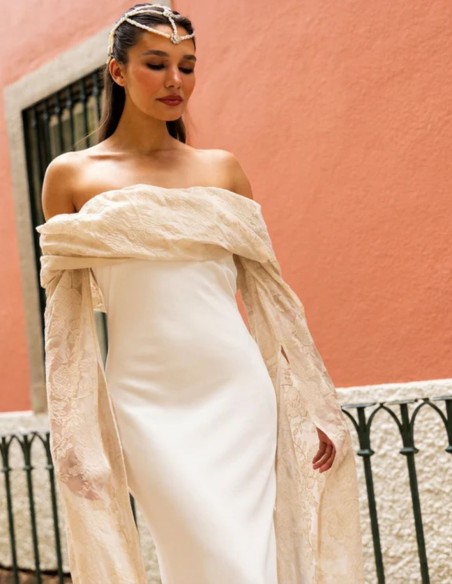 Robe de mariée longue à manches cape brodées