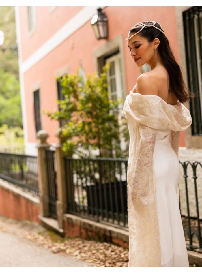Vestido largo de novia con mangas capa de bordados