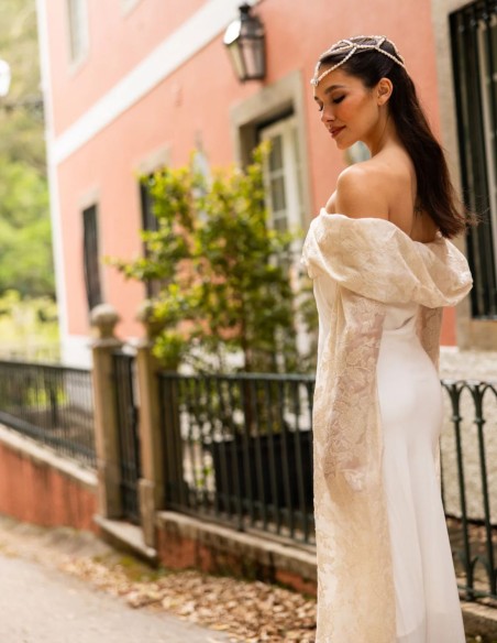 Vestido largo de novia con mangas capa de bordados