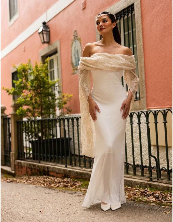 Vestido largo de novia con mangas largas estilo capa