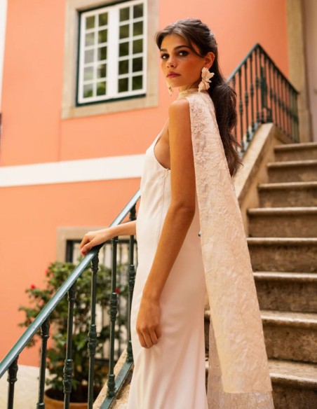Vestido largo estilo lencero con tirante fino y escote semi drapeado