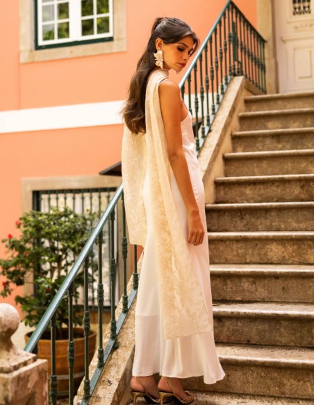 Robe longue de style lingerie, à fines bretelles et décolleté semi-drapé