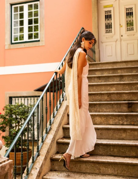 Vestido largo estilo lencero con tirante fino y escote semi drapeado