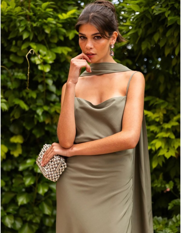 Robe longue style lingerie à fines bretelles et foulard...