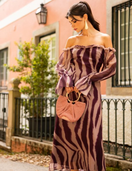 Vestido midi estampado en tonos morados con escote bardot