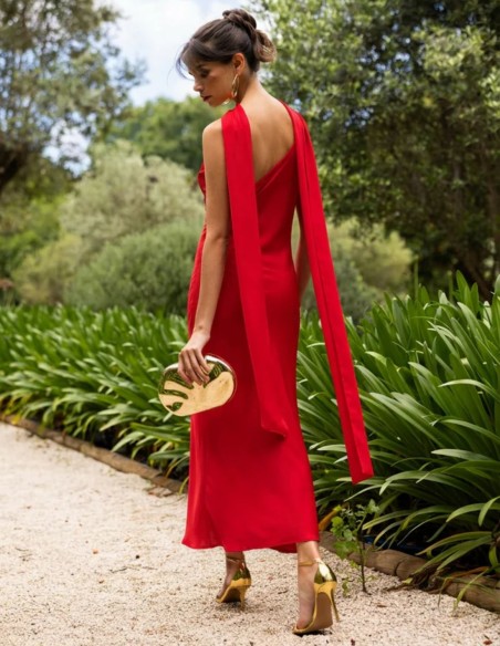 Robe longue rouge à encolure asymétrique et châle assorti