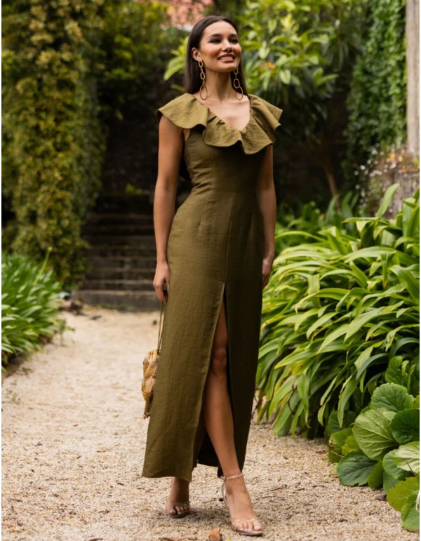 Vestido largo de invitada con escote pico y detalle de volante