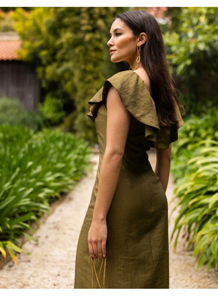 Long dress made of rustic fabric with a V-neckline