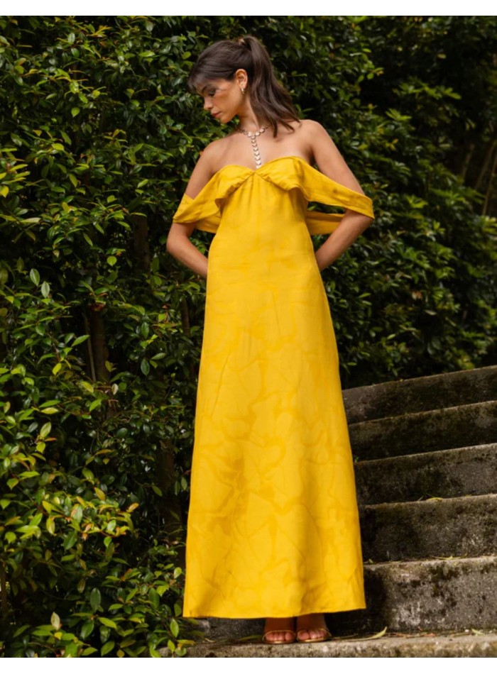 Robe longue jaune safran à l'imprimé discret et...