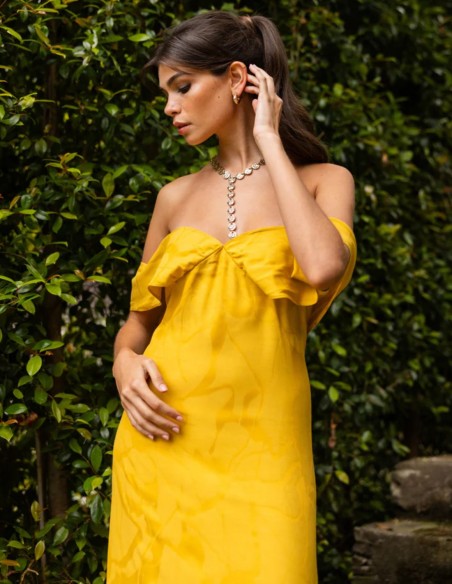 Robe longue jaune safran à l'imprimé discret et au décolleté Bardot