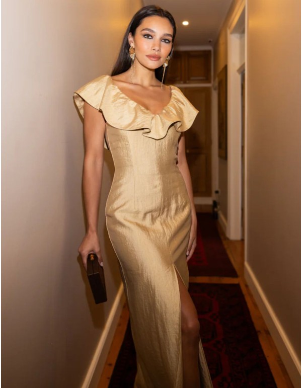 Robe longue couleur beige champagne, avec un décolleté en...