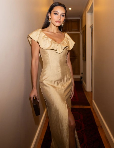 Robe longue couleur beige champagne, avec un décolleté en V orné d'un volant