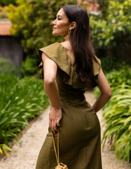 Long dress made of rustic fabric with a V-neckline