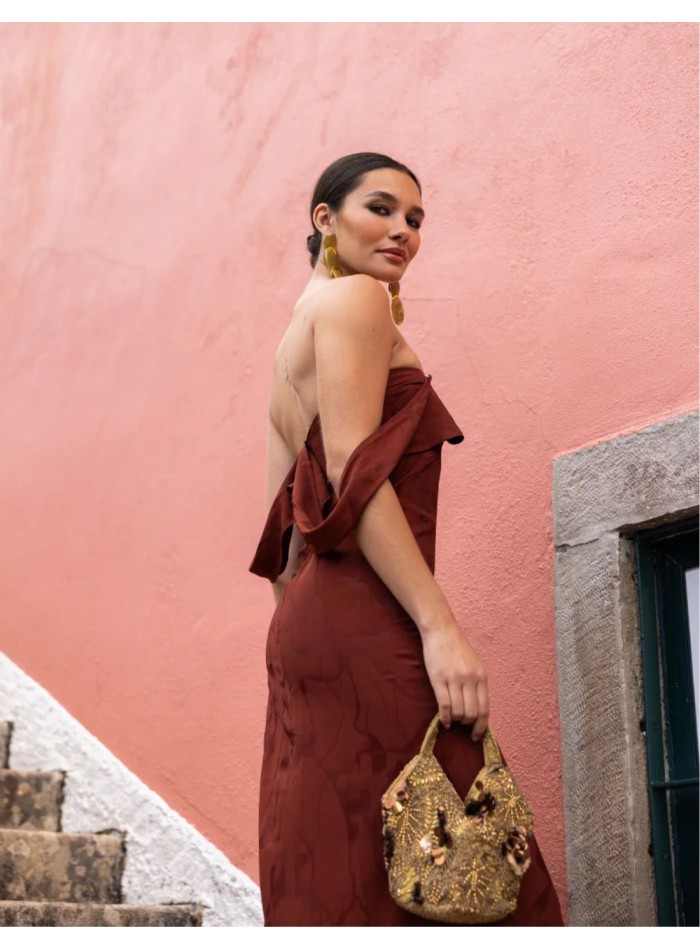 Vestido largo de jacquard con escote caído color caoba