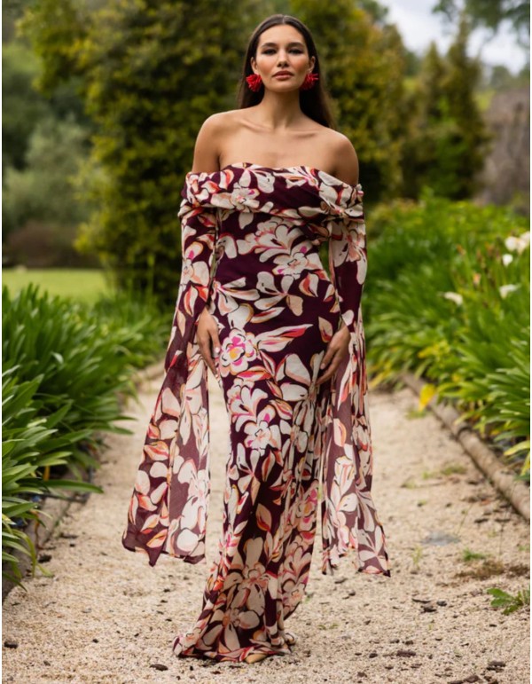 Vestido largo en estampado floral burdeos con escote bardot y mangas largas abiertas