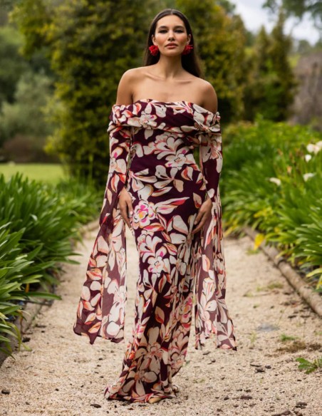 Robe longue à imprimé floral bordeaux, avec un décolleté bardot et des manches longues évasées