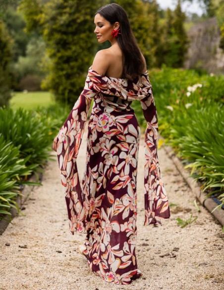 Robe longue à imprimé floral bordeaux, avec un décolleté bardot et des manches longues évasées
