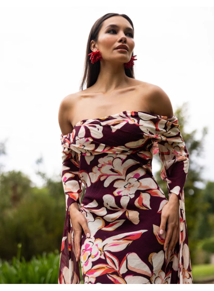 Vestido largo con mangas largas abiertas