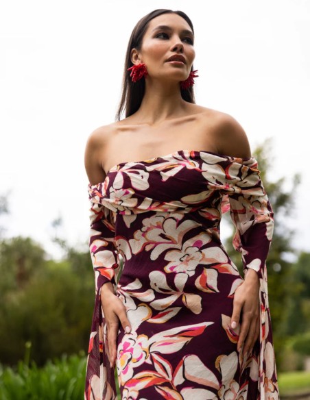 Long dress in a burgundy floral print with a Bardot neckline and long, open sleeves