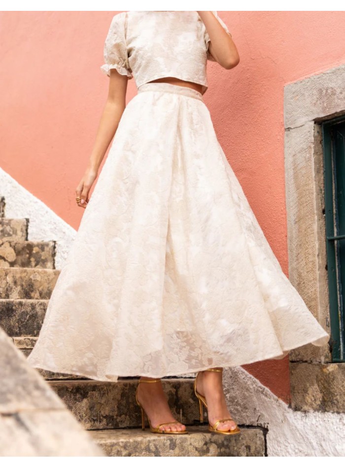 Falda midi bordada color marfil con vuelo y top a conjunto