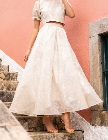 Falda midi bordada color marfil con vuelo y top a conjunto