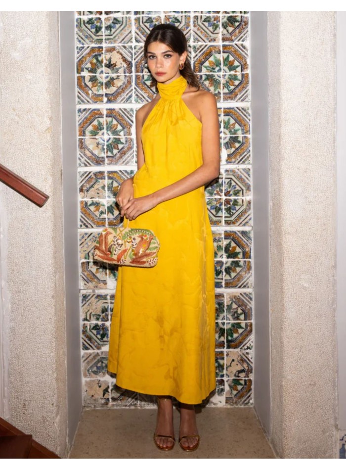 Vestido halter con espalda descubierta