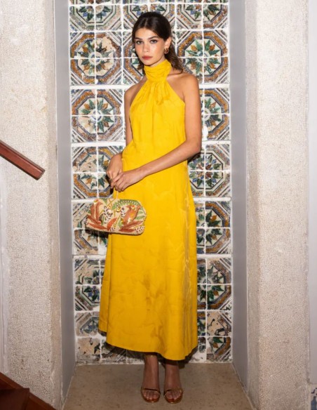 Vestido halter con espalda descubierta
