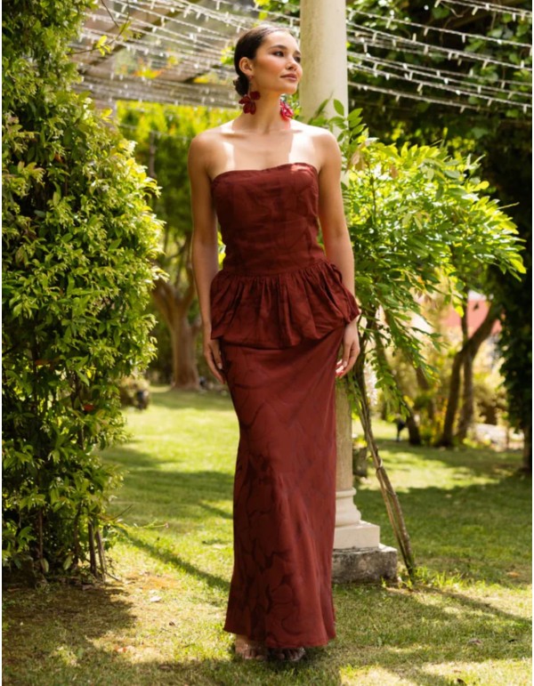 Top palabra de honor color caoba con volante peplum