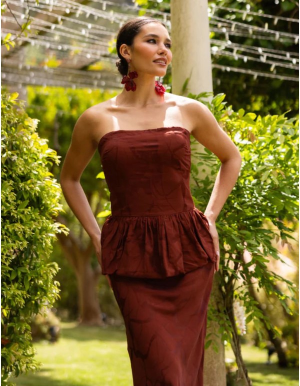 Top palabra de honor color caoba con volante peplum 2
