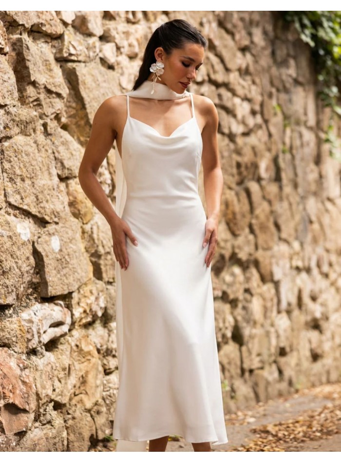 Robe lingerie blanche à encolure drapée et dos nu