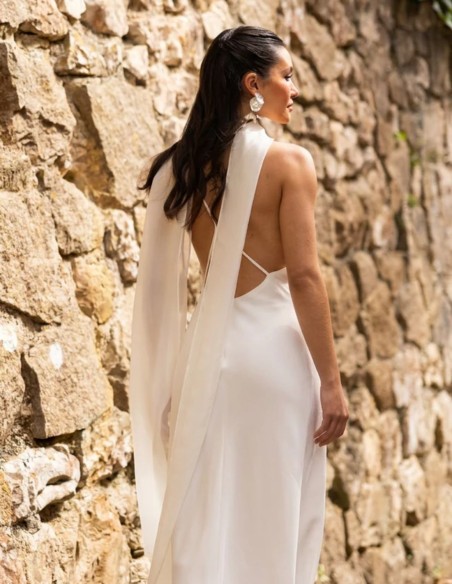 Robe lingerie blanche à encolure drapée et dos nu