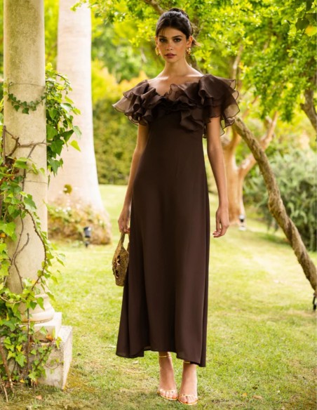 Robe longue marron à encolure bardot et manches en organza